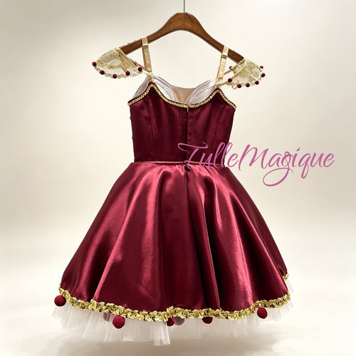 Made-to-measure professional Countess Cherry variation dress from Cipollino with hook-and-eye closure.