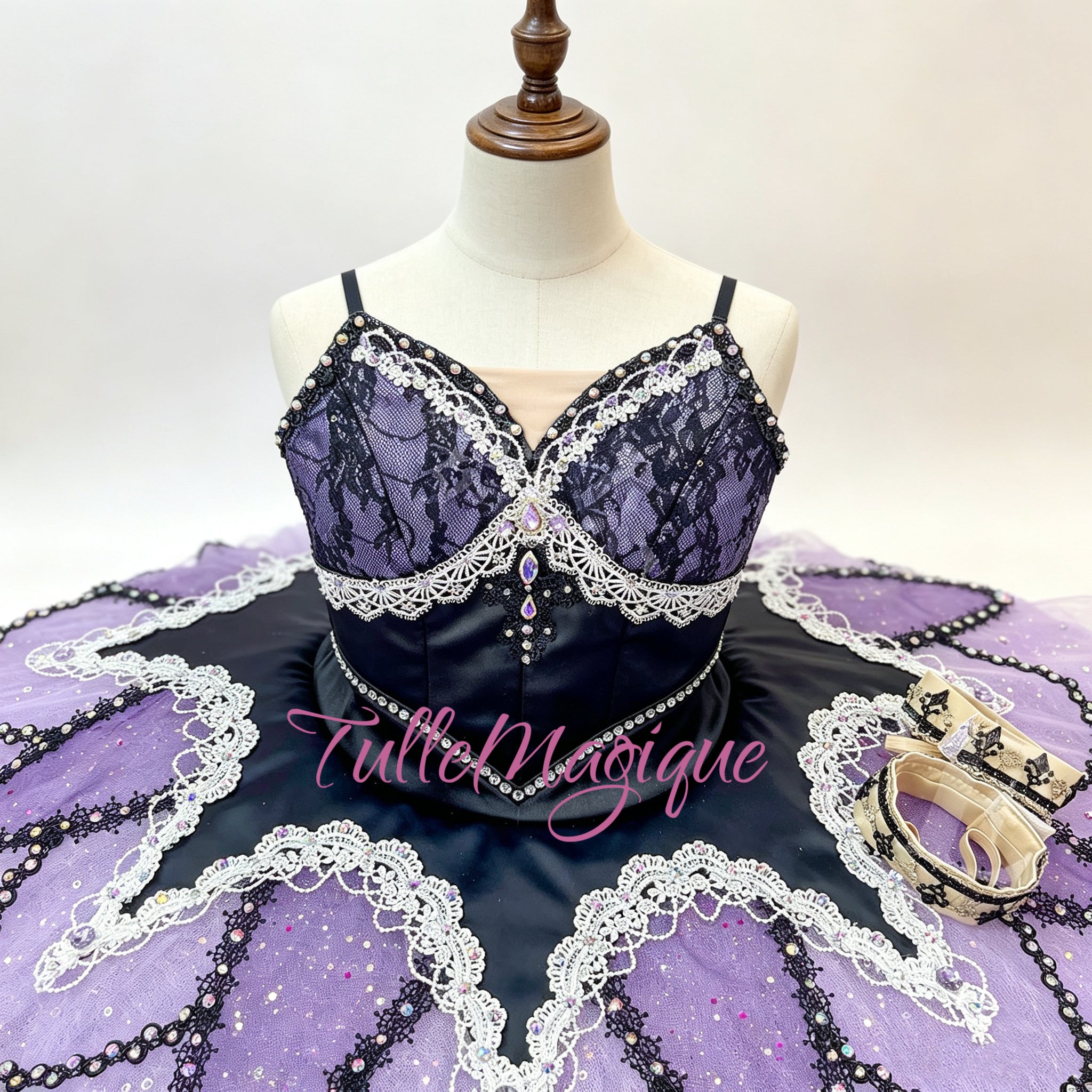 Detailed professional bodice for Les Millions d'Arlequin variation.